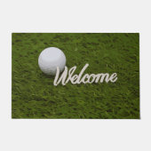 グリーングラス上のゴルファーのための歓迎されたゴルフボール ドアマット (正面)