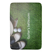グリーングラスbにゴルフボールを乗せたゴルファーの浴室 バスマット (正面縦)