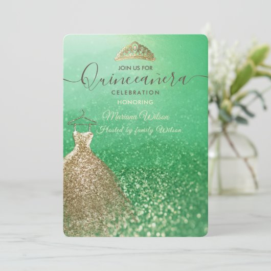 グリーングリッターがおしゃれなゴールドのドレスとティアラのキンセアニエラⅠ 招待状 (スタンド正面)