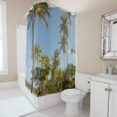 グリーンココナッツヤシの木でグリーングラスフィールド近く シャワーカーテン (インサイチュ)