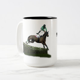 グリーンコーヒーマグでジョッキーを跳ぶ馬 ツートーンマグカップ