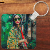 グリーンサングラスの女性 キーホルダー (裏面)