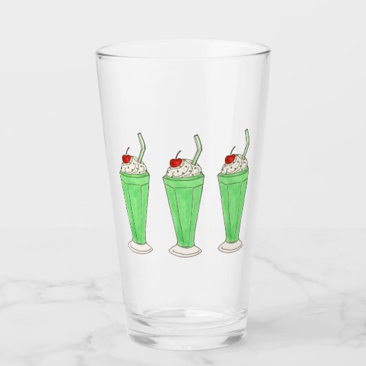 グリーンシャムロックSt. Patrick's Day Shakeを振り掛ける タンブラーグラス (正面)