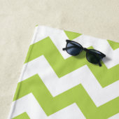 グリーンジグザググリーンシェブロンお名前 ビーチタオル (インサイチュ)