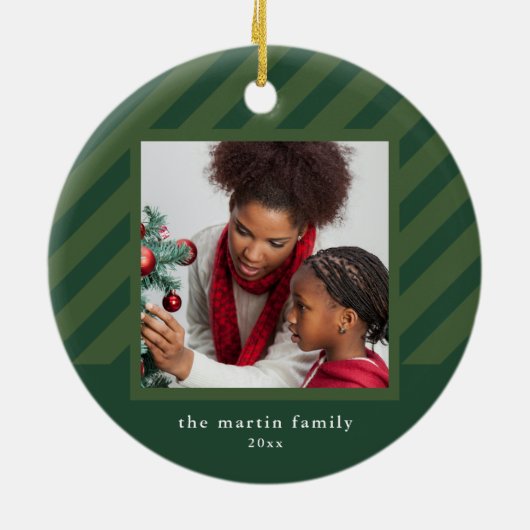 グリーンスタイリッシュストライプシンプルフォトクリスマス セラミックオーナメント (裏面)