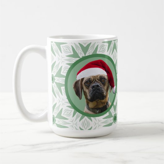 グリーンスノーフレークにサンタハットを着けたペット犬の写真 コーヒーマグカップ (左)