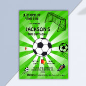 グリーンスポーツボールモダンサッカーをテーマにした誕生日 招待状