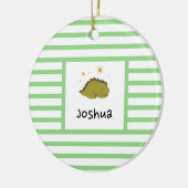 グリーンスリーピーベビーディノ |グリーンストライプモダン セラミックオーナメント (左)