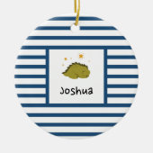グリーンスリーピーベビーディノ |ダークブルーストライプモダン セラミックオーナメント (正面)