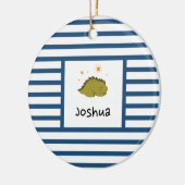 グリーンスリーピーベビーディノ |ダークブルーストライプモダン セラミックオーナメント (左)