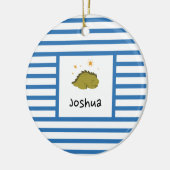 グリーンスリーピーベビーディノ |ネイビーブルーストライプモダン セラミックオーナメント (左)
