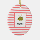 グリーンスリーピーベビーディノ |ピンクストライプモダン セラミックオーナメント (右)