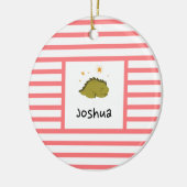グリーンスリーピーベビーディノ |ピンクストライプモダン セラミックオーナメント (左)