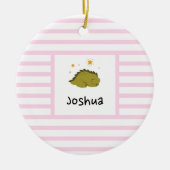 グリーンスリーピーベビーディノ |ベビーピンクストライプモダン セラミックオーナメント (正面)