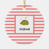 グリーンスリーピーベビーディノ |赤ストライプモダン セラミックオーナメント (正面)