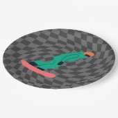 グリーンスーツのグレーのフリーライド市松模様にスノーボーダー ペーパープレート (アングル)