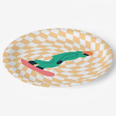 グリーンスーツを着たフリーライド市松模様にスノーボーダー ペーパープレート (アングル)