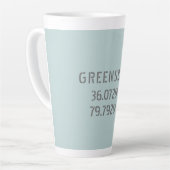 グリーンズボロNC緯度と経度の座標 カフェラテマグ (左アングル)