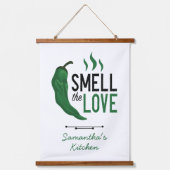 グリーンチリが愛の匂いを嗅ぐ 吊り下げ型タペストリー (正面)