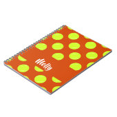 グリーンテニスボールのオレンジ色のパターン ノートブック (左側)