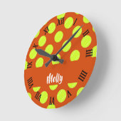 グリーンテニスボールのオレンジ色のパターン ラウンド壁時計 (傾斜)