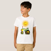 グリーントラクターと魚釣りポールTシャツ Tシャツ (正面フル)