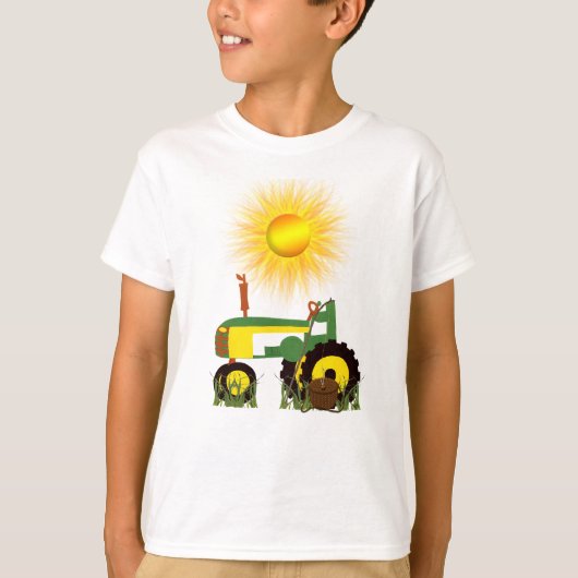 グリーントラクターと魚釣りポールTシャツ Tシャツ (正面)