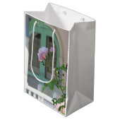 グリーンドアとバラ – マーサズヴィネヤード ミディアムペーパーバッグ (正面アングル)