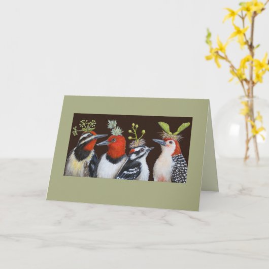 グリーンハットのナイトカードの上の木のペッカー カード (黄色い花)