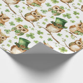 グリーンハットシャムロックサンパトリックの日とキュートフクロウ ラッピングペーパー (角)