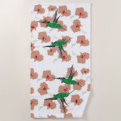 グリーンハミングバードピンクのハイビスカスの花 ビーチタオル (正面)