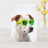 グリーンハートの犬のキュートなカード カード (黄色い花)