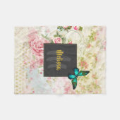 グリーンバタフライオンシックヴィンテージコラージモノグラム フリースブランケット (正面(横))