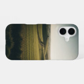 グリーンヒルのヴィンテージな田舎風景 iPhone 16ケース (裏面横)