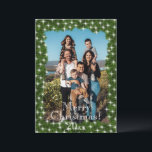 グリーンピンツリーのきらきらライトの写真がパーソナライズされた シーズンカード<br><div class="desc">緑の松の枝に偽のきらきらライトがフレームを飾り、写真のホリデーカードを「Merry Christmas」のタイポグラフィーと日付で最高に可愛らしく仕上げ、裏面には個人のホリデーコメントと家族の名前を記載するスペースがあります。</div>