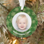 グリーンフォトアクリルに雪が降る オーナメント<br><div class="desc">金ゴールドお気に入りのの雪が緑の光の背景に付いた円形の両面アクリルオーナメントに写真がぼやけ取り上げられている。写真をアップロードして、自分のクリスマスツリーのオーナメントを作成する与えか、家族や友達、親や祖父母への贈り物としてのクリスマスのツリーのイメージを作成する！私たちの店でより多くの色とデザイン。</div>