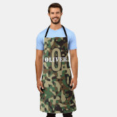 グリーンブラウンベージュ迷彩柄カモフラージモノグラム名 エプロン (着用した状態)