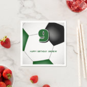 グリーンブラックサッカーボール子供の誕生日パーティー スタンダードカクテルナプキン (インサイチュ)