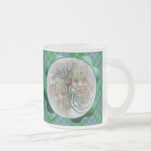 グリーンプレイドシャムロックのカスタマイズ可能なフォトマグカップ フロストグラスマグカップ (右)