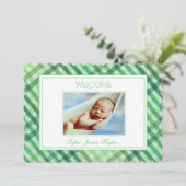 グリーンプレイドスクリパーソナライズされたプトベビーフォト誕生 案内状 (スタンド正面)