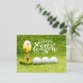 グリーンホにイースター卵を付けたゴルフボールハッピーイースター シーズンポストカード (スタンド正面)