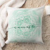 グリーンホワイトナマステ装飾用クッション クッション (ブランケット)