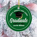 グリーンホワイト大学院カスタム卒業記念クリスマス セラミックオーナメント<br><div class="desc">2025年モダンクラスの高校や大学の名カスタム前を飾った緑と白の卒業生のクリスマスの装飾。卒業カスタマイズ年はシックな手書きの台本と黒いグラッドキャップで卒業ギフトを素晴らし受けてパーソナライズされた。</div>