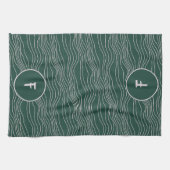 グリーンホワイト手描き波線モノグラム皿 キッチンタオル (横)