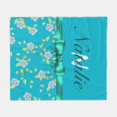 グリーンボウリボンとブルーバラモノグラム フリースブランケット (正面(横))