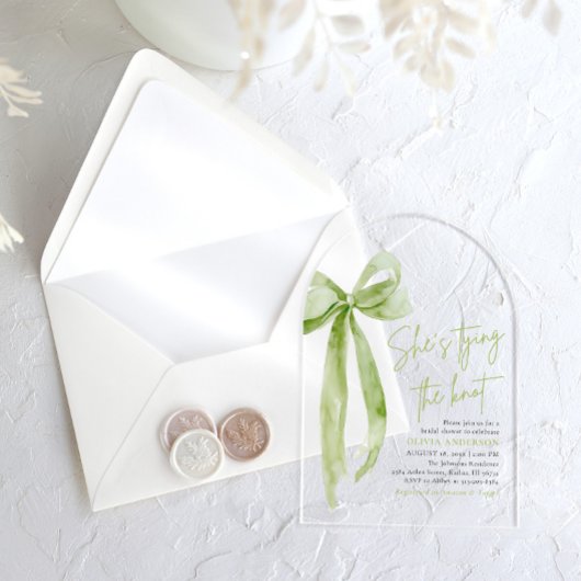 グリーンボウ彼女が結んでいるノットアーチブライダルシャワー アクリル招待状