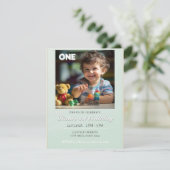 グリーンミニマルパーソナライズされたリストファースト誕生日 招待状 (スタンド正面)