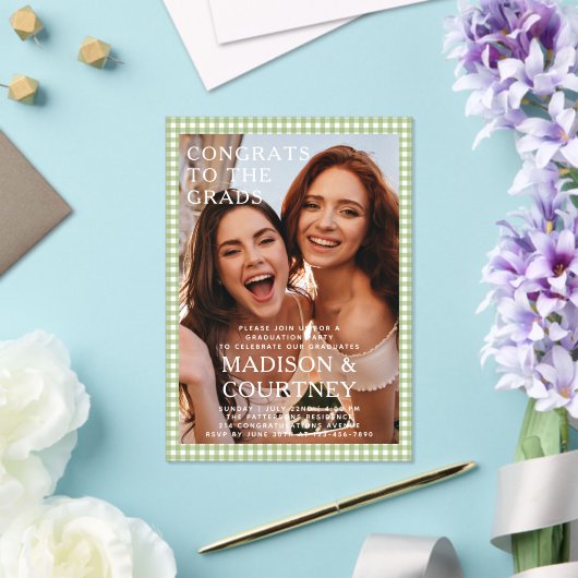 グリーンモダンジンガム写真卒業パーティー アクリル招待状 (インサイチュ (ウェディング))