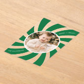 グリーンモダンペパーミントスワールホリデー アクリル招待状 (レイダウン)