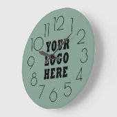 グリーンモダンミニマル企業のビジネスロゴ ラージ壁時計 (傾斜)